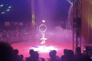 【動画】中国のサーカスで女性演者が吊り上げた輪から落下してしまう事故。