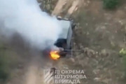 押し寄せるロシア軍を装甲車両を撃退、ウクライナ軍のドローン攻撃で次々と車両を破壊！