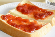 【悲報】食パン、「マーガリンを塗って食う」しか選択肢が無い