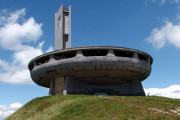 高地に鎮座する「空飛ぶ円盤」、共産主義時代の遺物保存活動…ブルガリア！