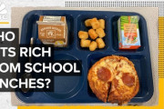 「給食のピザにカビが」誰が給食で利益を得ているのか 海外の反応