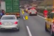 【画像】 東名高速 大和トンネル付近で4台絡む玉突き事故　下り線で渋滞12キロ 「クズが運転する乗用車4台が絡む事故」「笑って電話してんじゃねぇーよ！」