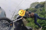 【悲画像】バイク系YouTuber女子、プリウスに正面衝突され意識不明の重体に…