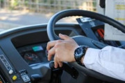 バス運転手、残高不足で俯く低学年のガキを威圧し謝罪を要求！社会のルールを叩き込む