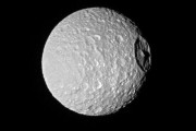 「デス・スター」に似た土星の衛星ミマス、生きた星か…氷の層の下に巨大な海！