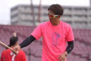 カープ西川、野間画伯による似顔絵Tシャツを着て練習ｗｗｗ