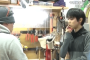 羽生くんとスケート靴  靴を真剣に眺める眼差し
