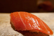 【画像】真の寿司通はどっちが高級店の大トロか見ただけで分かるらしい