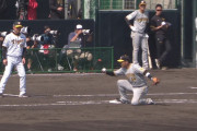 阪神・原口、執念の素手キャッチ！ ルーキー山田をナイスカバー