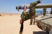 【画像】イスラエルの女兵士さん、戦場をナメすぎ・・・