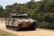 韓国ハンファ社が開発した未来型歩兵戦闘装甲車「レッドバック」の完成試作品を初公開…豪軍納入競争に勝利を確信！