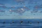 米海軍ロナルド・レーガン空母打撃群がフォーメーション航行…上空にはB-1B爆撃機！