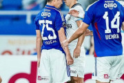 【画像】こんなに試合中近づくとか、この2人付き合ってるんだろ…