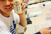 【悲報】中日ドラゴンズの選手、食事中にスマホを弄ってしまう