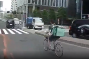 【動画】ウーバーイーツ配達員さん、車道の真ん中を自転車で走ってしまう
