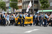 お盆に動員できたのが50人　〜　反靖国デモに50人　バツ印の日の丸「国旗損壊じゃねえか」と双方応酬　中国国営テレビが参加者にインタビューも