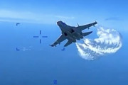 【軍事】米国MQ-9リーパーに燃料を噴射するロシア軍Su-27の映像が公開される。