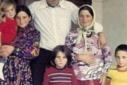 トルコ人移民家族が1970年に撮影した写真、黄色いシャツの少年は今コロナワクチンを開発する科学者に　海外の反応