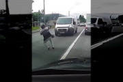 動き出した車の隙間を無理やり横断しようとしたおばちゃんのギリギリ動画がｗｗｗ