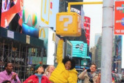 マリオ“ハテナブロック”がニューヨーク中心街に突如出現、USJ新エリアに世界が熱狂