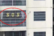 中国のアパートの窓に「SOS」のサインが　警察が緊急出動する騒動に → とんでもない真実が！