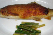 焼き鮎と山菜の付け合わせ（蕨とフキ)