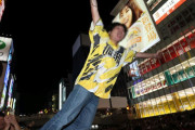 【画像】道頓堀で阪神Vのダイブ始まる！　優勝の瞬間、立て続けに5人ドボンｗｗｗｗｗｗｗｗｗｗｗｗｗｗ