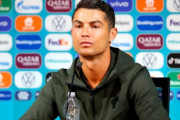 クリスチアーノ・ロナウド、会見場に置いてあったスポンサーのコカコーラを押し退け水を掲げる