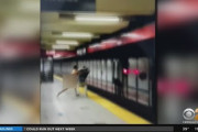 【悲報】ニューヨーク地下鉄で全裸の男が乱闘騒ぎ、最後は感電して死亡