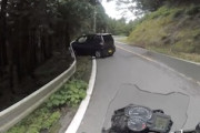 目の前で軽自動車が大スピン。もう少しで巻き込まれるところだったバイク乗りの車載。