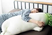 【やめて！】私を抱き枕代わりにするのはやめて！これって私の贅肉のせいなのか？