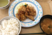 【画像】一人ぼっち学食だけどこれいくらだと思うwwww？