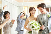 友人の結婚式に出席したが、なんと私の席が無い…！　どうも飛び入り参加した新郎友人たちに割り振られたしい。新郎「どうしても参加してほしいんだ」新婦「招待者が優先でしょ（泣）」私「…」　→　私が大人の対応をした結果・・・
