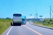 【動画】北海道で5人が死亡したトラックとバスの正面衝突事故の映像、エグすぎる(@_@;)