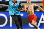 【サッカー】日本VS中国の試合中に中国人サポーターが乱入！マナー違反続出で韓国人も衝撃【ネット民の反応】