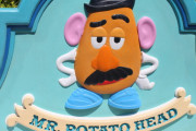 《トイストーリー》で有名な「Mr.ポテトヘッド」ただの「ポテトヘッド」になってしまう
