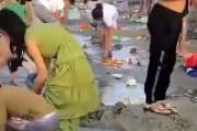 【中国】人民、ゴミだらけのビーチで夏を満喫