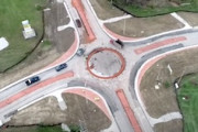 田舎に新しく設置されたラウンドアバウトで大混乱。多くの車が逆走してしまう様子を空撮した動画が面白い。