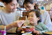 丸亀製麺の運営会社、中学3年生以下の子供がいる従業員に店舗での食事代を支給