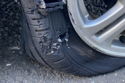 【悲報】車で帰宅中ワイ、突然タイヤが爆発する