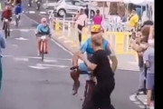 【衝撃映像】自転車レースに乱入した女性さんが原因で大事故発生！選手は病院送りに
