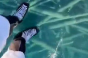 「カナダの凍った湖でアイススケートをすると…すべてが丸見え」