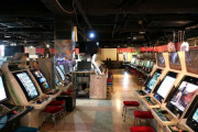 【悲報】ゲーセン業界がガチで悲鳴「助けて！街のゲーセンが潰れまくってるの！」