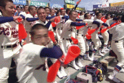 【伝説】甲子園で応援団がめっちゃ肘出してるGIF