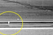 【動画】滑走路上の人をエンジンに吸い込んだフロンティア航空4345便の完全版が公開される。