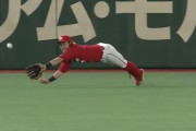 カープ上本崇司がスーパーダイビングキャッチ！栗林良吏を助けるビッグプレー
