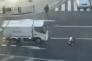 【動画】 秋葉原の路上で寝ている人がバイクと車に轢かれる瞬間、ライブカメラが一部始終を捉えていた