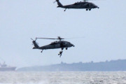 琉球新報｢米軍救難ヘリが水しぶきをあげながら海面から人のようなものを引き上げていました｣