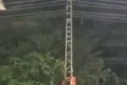 海外「電柱に登るパキスタン人。これが電柱に登ってはいけない理由」