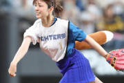 小倉優子が始球式、ボークで空振り誘う　キツネ耳としっぽを着けてマウンド登場